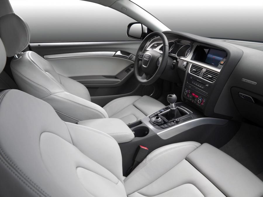 Интерьер Audi A5 Coupe 3.0 TDI Quattro 2007 года  (фото 31 из 38)